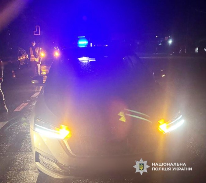 У районі Одеси автомобіль на пішохідному переході вчинив наїзд на чоловіка