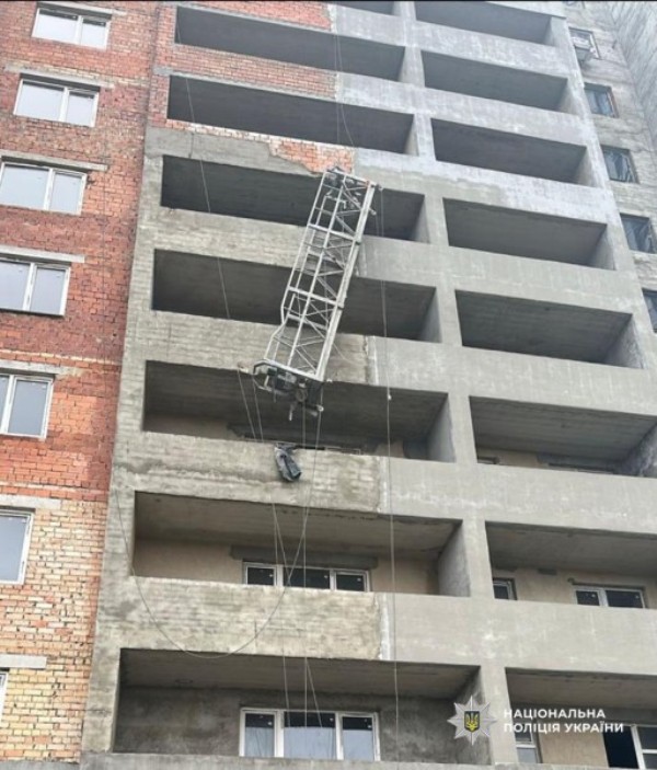 Будівельник загинув після падіння з будівельної люльки на новобудові в Одеській області