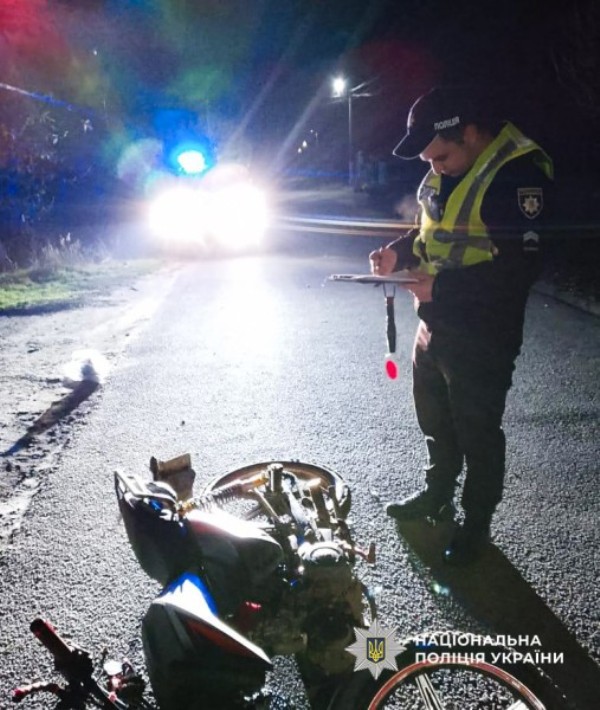 У Одеській області мотоцикліст-неповнолітній наїхав на двох пішоходів