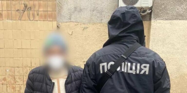 У Одесі бездомний завдав удару чоловіку милицею поруч із супермаркетом