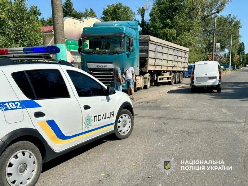 Водієві Renault, що на Одещині збив пішохода, висунуть обвинувачення через травми жінки з переломами ніг