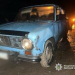 На Подільщині трійка нетверезих водіїв влаштувала аварії: один врізався у білборд, інший – у стовп, а третій втік з місця події – ФОТО