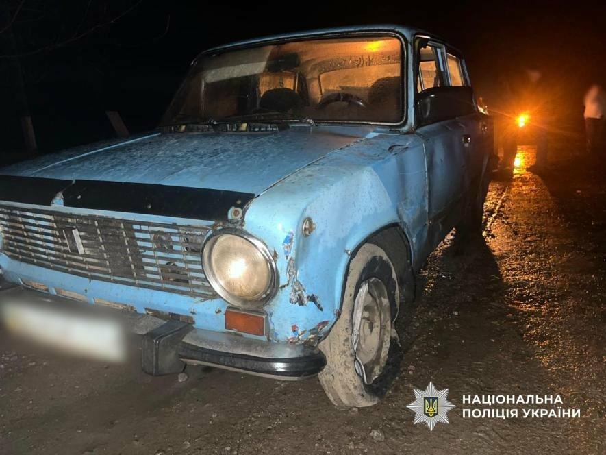 На Подільщині трійка нетверезих водіїв влаштувала аварії: один врізався у білборд, інший – у стовп, а третій втік з місця події – ФОТО