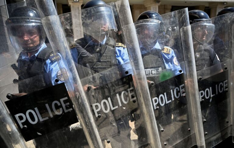 Протести в Сербії 2 листопада: поліція в Белграді реагує на заворушення