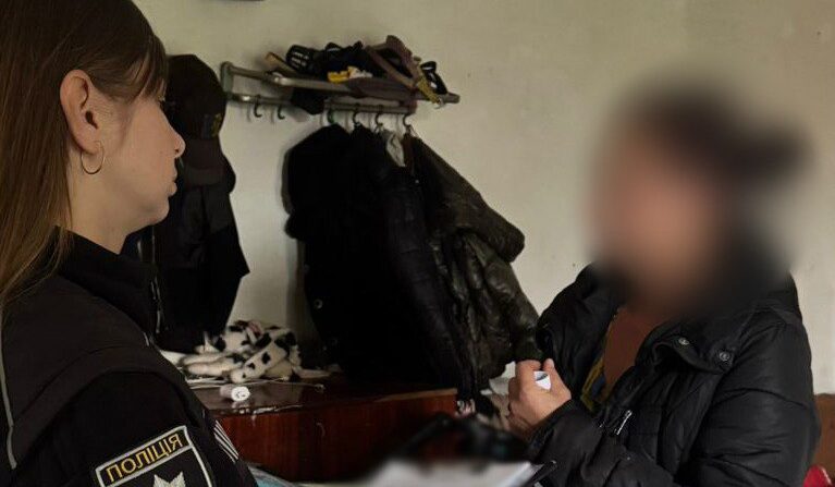 У одеситки, що зловживає алкоголем, трапилася трагедія: бабуся побила тримісячного онука, але сім’я не числиться на обліку