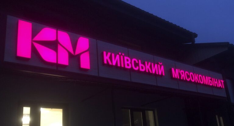 Световые буквы в рекламе: как выделить бренд среди конкурентов