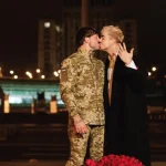 Співак MELOVIN з Одеси повідомив про своє заручини з парамедиком ЗСУ на Майдані