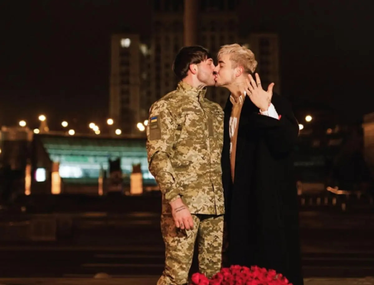 Співак MELOVIN з Одеси повідомив про своє заручини з парамедиком ЗСУ на Майдані
