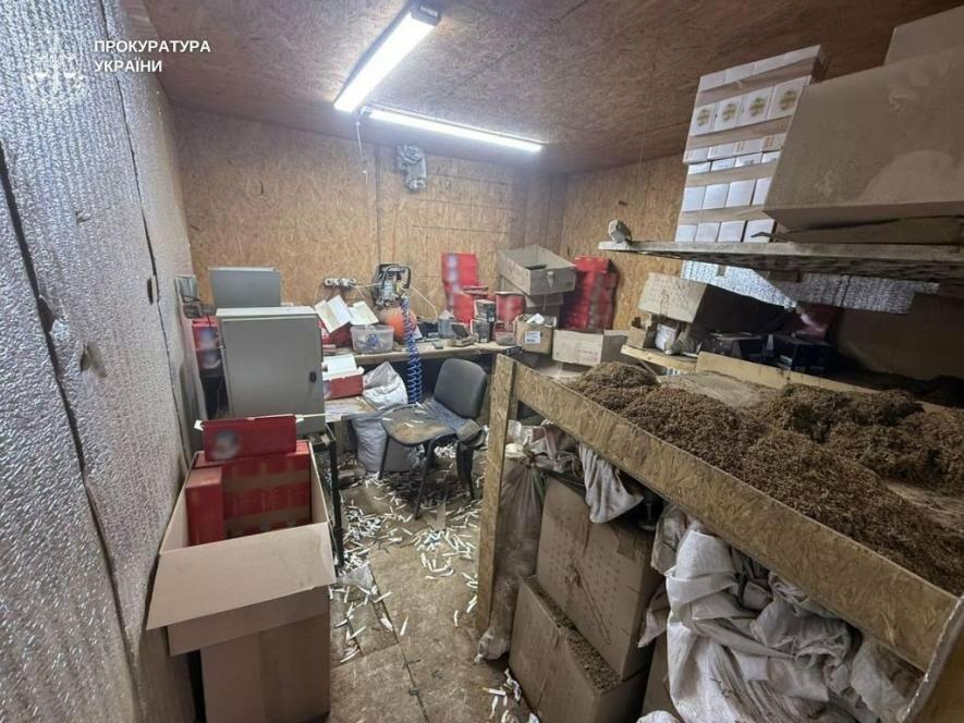 У Одесі виявили таємний цех тютюнового виробництва, де знищили півмільйона гривень на сигаретах