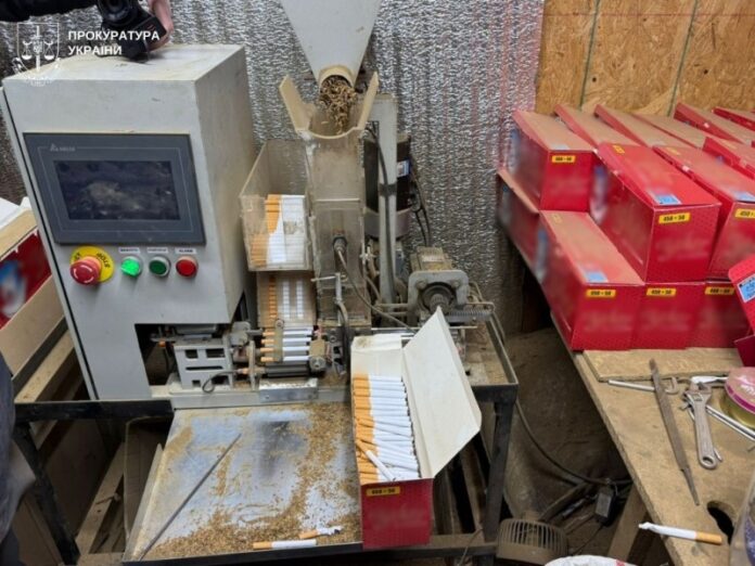 Унікальну фабрику сигарет в Одесі виявили правоохоронці