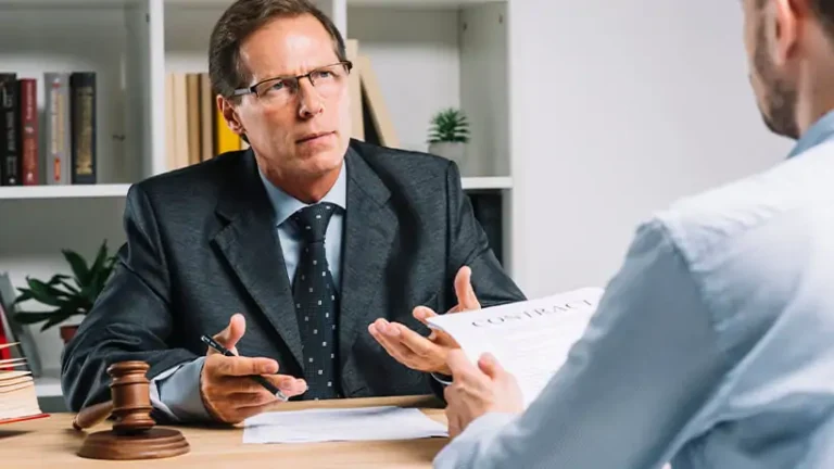 Пять ошибок при выборе адвоката, которые стоят клиентам денег и времени