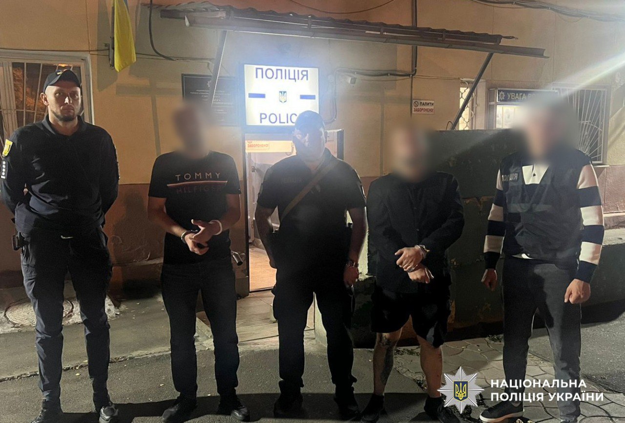 На Одещині двох зловмисників судитимуть за вимагання 10 тисяч доларів у незнайомця під виглядом боргу