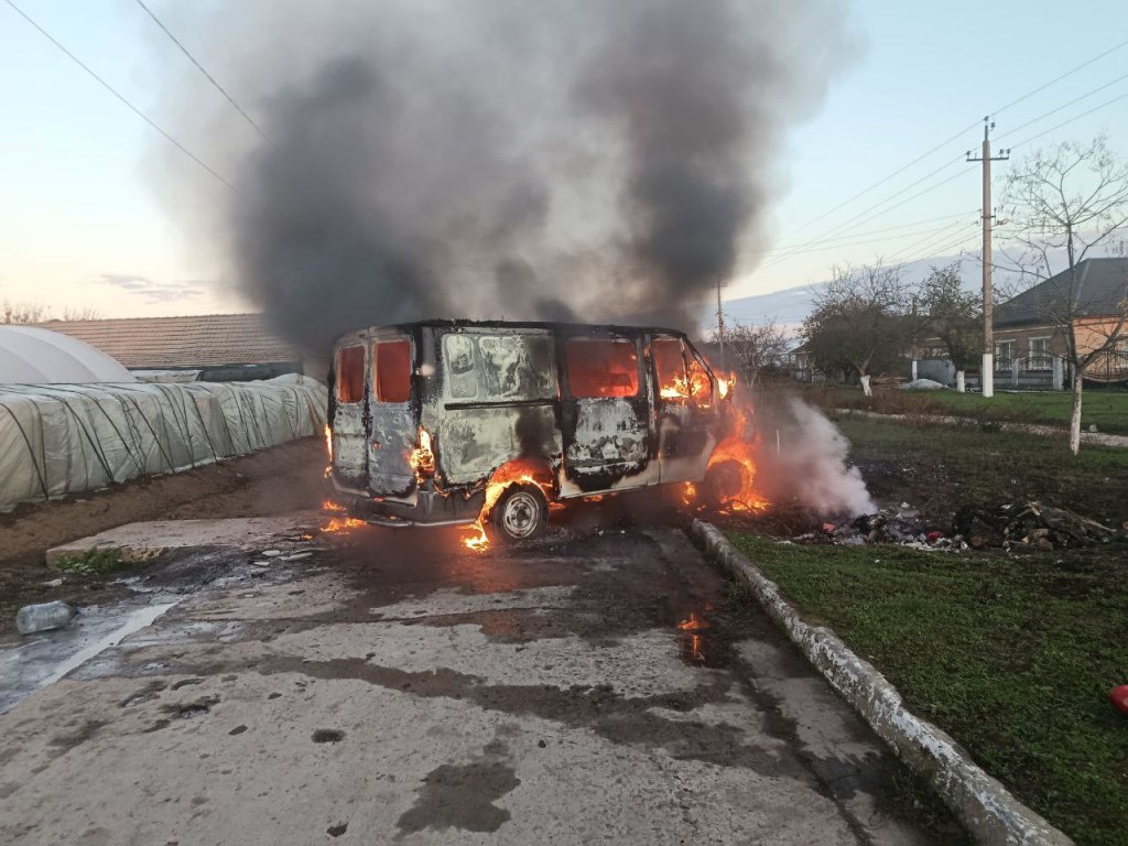 В Ізмаїлі сталася пожежа: легковик знищено дотла