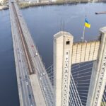 Південний міст у Києві обмежує автомобільний рух під час повітряної тривоги за інформацією КМДА