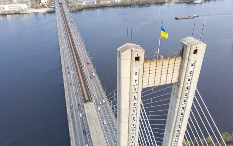 Південний міст у Києві обмежує автомобільний рух під час повітряної тривоги за інформацією КМДА