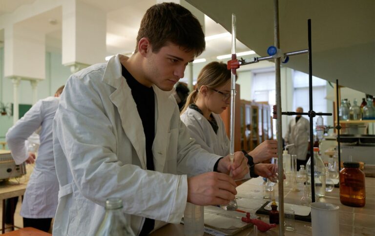 Окупаційна влада впроваджує військові елементи в освітню систему Бердянська