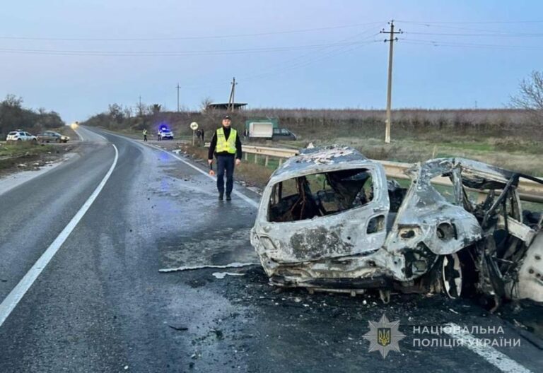 Аварія з трьома жертвами: Mazda зіткнулася з вантажівкою, спалахнувши у вогні – деталі та фото