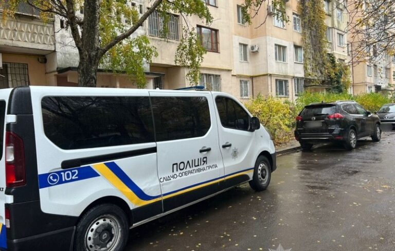 У Одесі п’ятирічна дівчинка зірвалася з шостого поверху: вона в лікарні