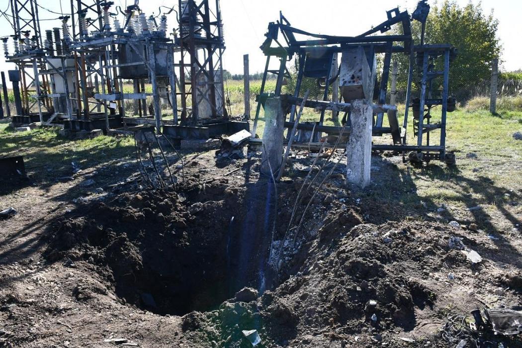 Енергетики: росіяни по кілька діб поспіль обстрілюють одну підстанцію, аби знищити енергосистему