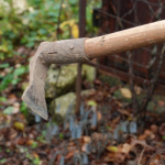 У Кілії жінку відправили за ґрати за удар сапою по голові сусідки