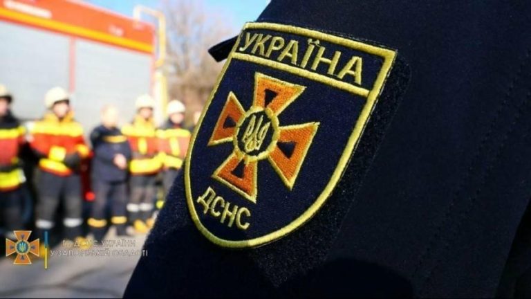 На Одещині рятувальники вирізали чоловіка з понівеченого авто після ДТП