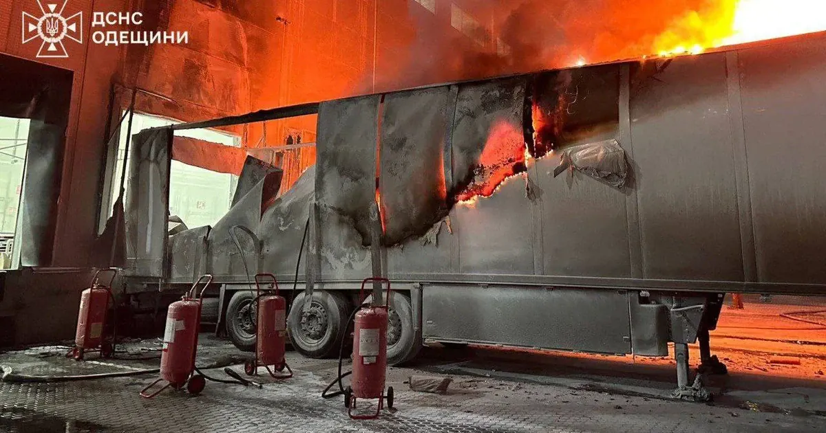 Під час нападу на Одещину відділення “Нова пошта” втратило всі посилки — вони згоріли вщент