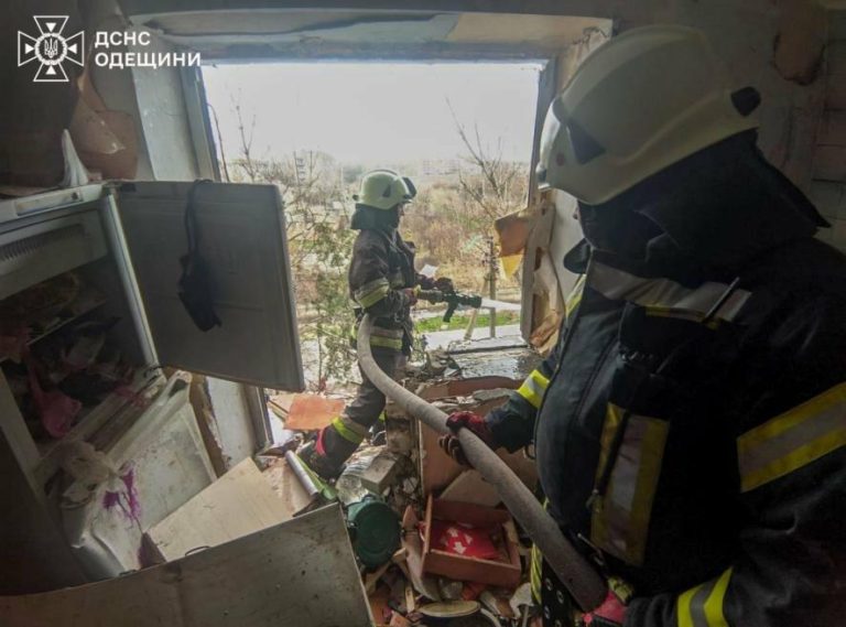 ДСНС опублікувала фото наслідків вибуху газу на Одещині — двоє поранених, зруйновані стіни і пожежа