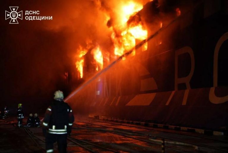 На Одещині ракета влучила в корабель — судно охопив вогонь, ФОТО, ВІДЕО