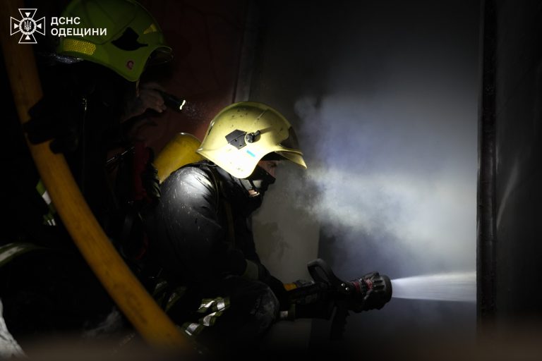 У багатоповерховому будинку в Одесі сталася пожежа через перевантаження електрощитової