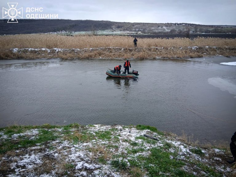 На Одещині рятувальники підняли з-під криги тіло чоловіка