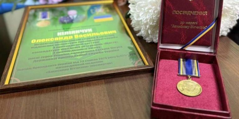 В Одеській області матері загиблого прикордонника передали посмертну відзнаку
