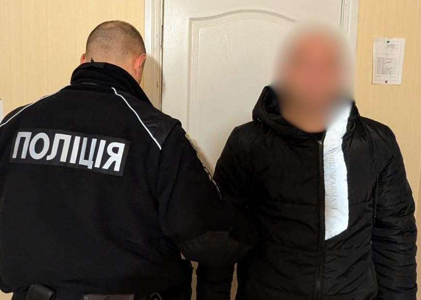 У Саратській громаді п’яний гість неодноразово вдарив ножем господаря під час сварки