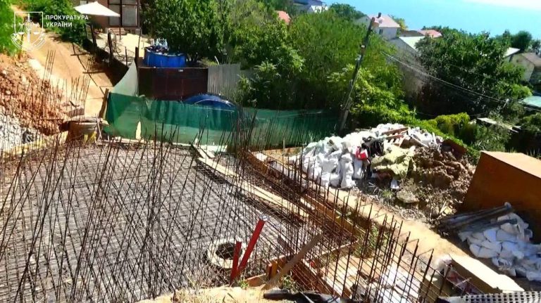 В Одесі чоловік незаконно збудував двоповерховий будинок на узбережжі