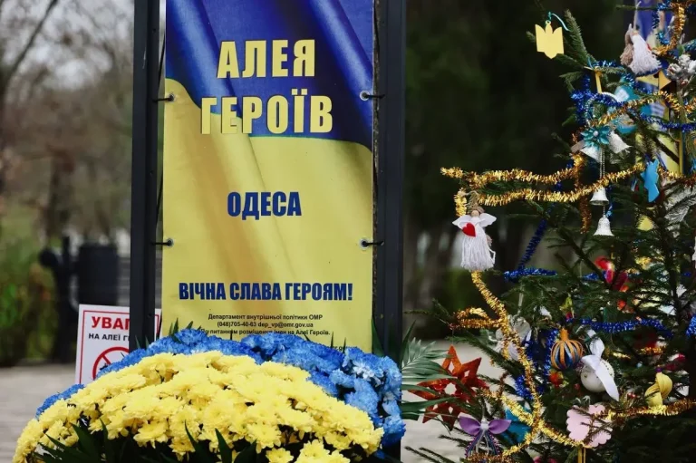 На Алеї Героїв в Одесі вшанували пам’ять ще 53 захисників у День ЗСУ