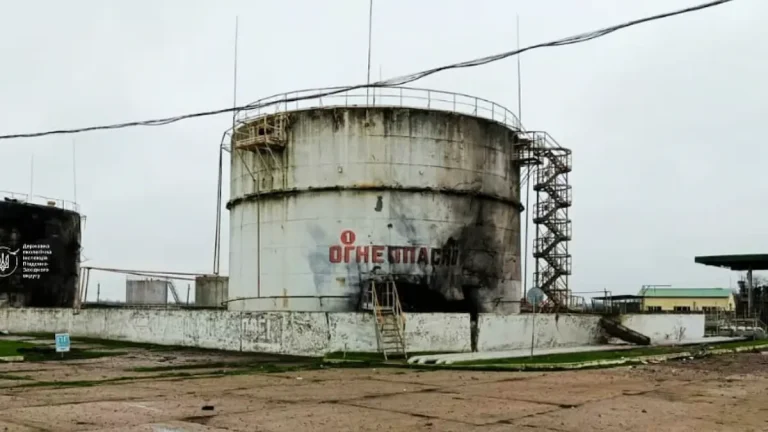 Близько 20 тонн токсичних викидів у повітрі після обстрілу нафтобази в Одеській області