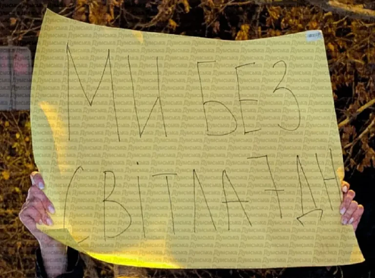 На восьму добу без світла в Одесі жителі перекривають дороги і штовхаються з водіями (відео)