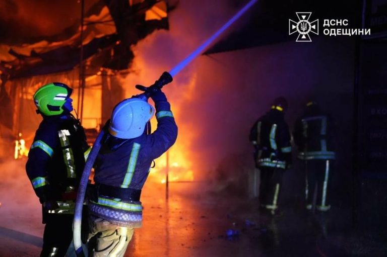 На ринку в Одеському районі ліквідували масштабну пожежу — ФОТО