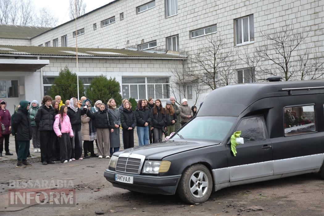У рідній школі Кілії пролунав останній дзвоник для загиблої в ДТП десятикласниці Анастасії Бугаєнко