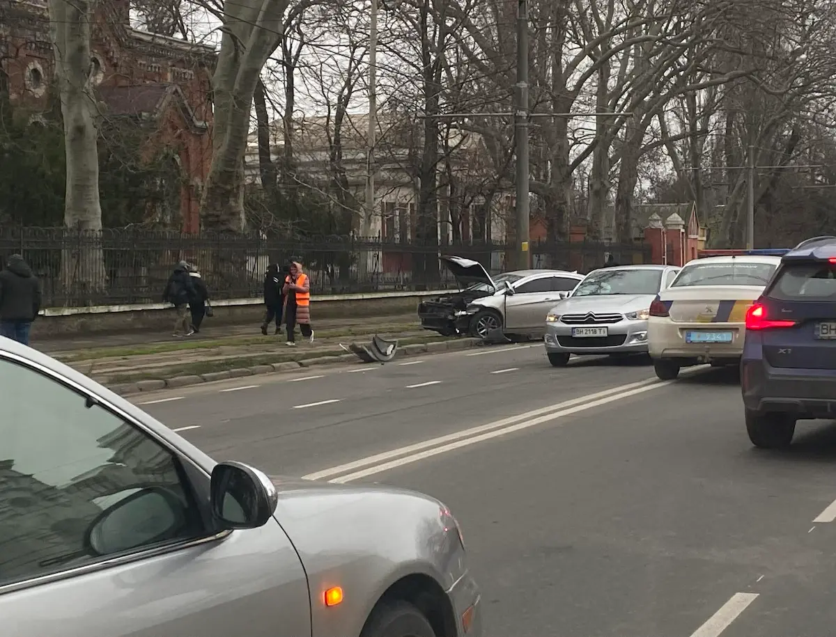 У заторах Одеси: аварія на Водопровідній паралізувала рух трамваїв (ФОТО)