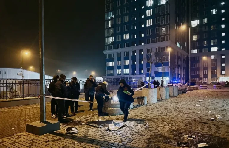 У житловому комплексі Одеси без попереджень упав російський дрон — додано фото