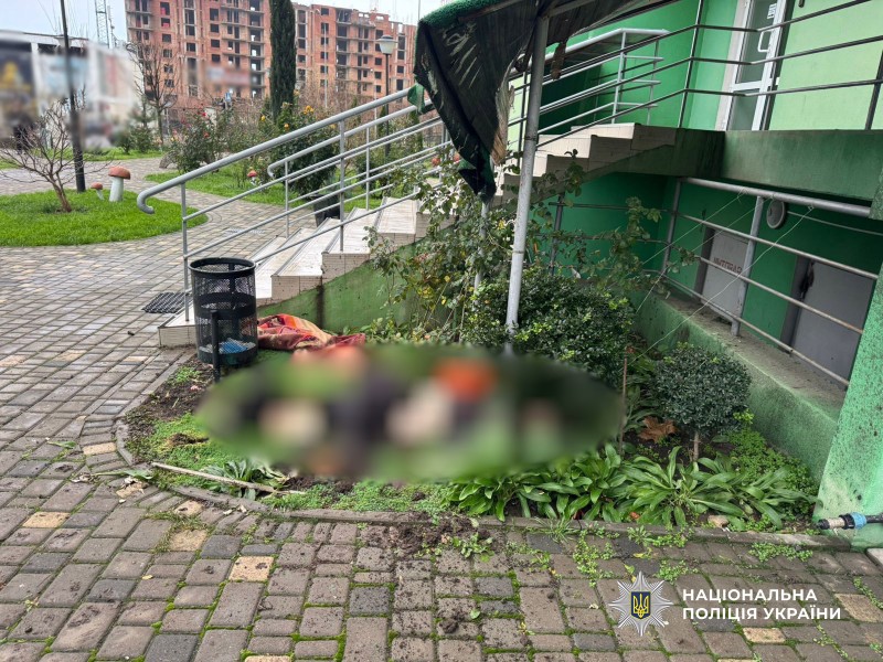 В Одесі молода жінка вистрибнула з 17-го поверху — її знайшли біля будинку