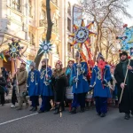 Різдвяна магія в центрі Одеси: сотні людей на першій масштабній ході колядників (фоторепортаж)