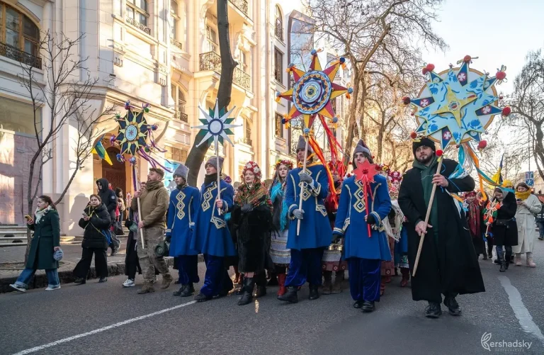 Різдвяна магія в центрі Одеси: сотні людей на першій масштабній ході колядників (фоторепортаж)