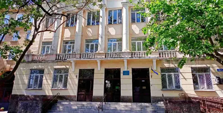 Одну з провідних шкіл Одеси тимчасово зачиняють — що стало причиною