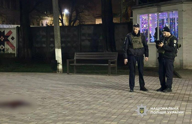 Одеська трагедія: під час бійки молодик смертельно поранив власну матір — ФОТО