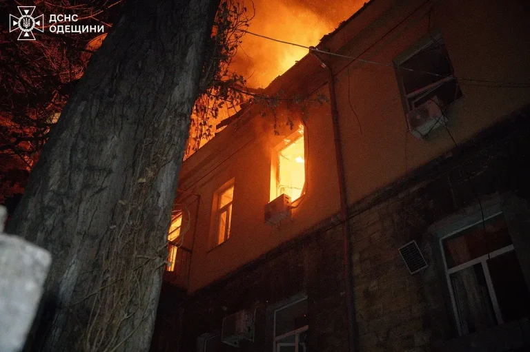 Нічний удар дронів-камікадзе по Одесі: пожежі, евакуація та зруйновані будинки (фото, відео)