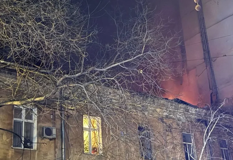 У Приморському районі Одеси дрон влучив у житловий будинок, спричинивши пожежу