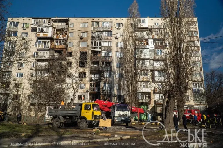 Кадри з Одеси: наслідки нічного обстрілу мирних кварталів від «Одеського життя»