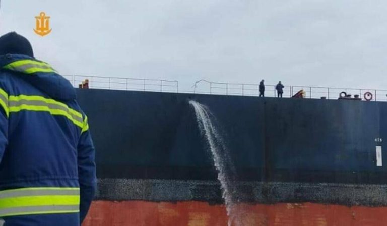Нові вибухи на Одещині: загорілися резервуари з олією, пошкоджено два цивільні судна — ФОТО