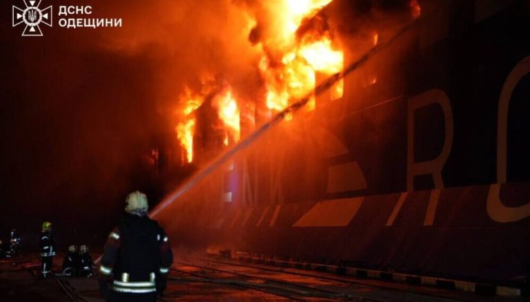 Російські сили атакували цивільне судно в порту Чорноморська